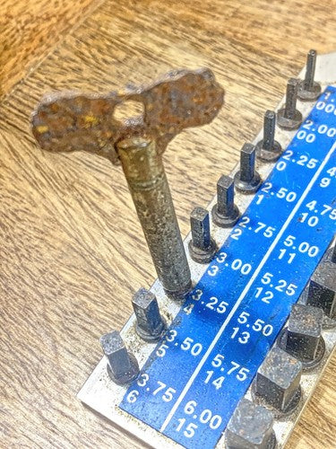 Old Rusty Clock Key Size Number 4 or 3.25mm    (KD1310)
