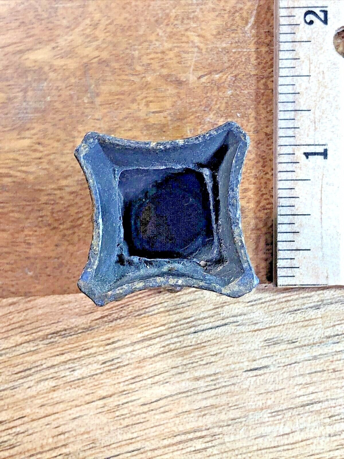 Old Round Mantel Clock Column Capitol (Top)                (K7597)