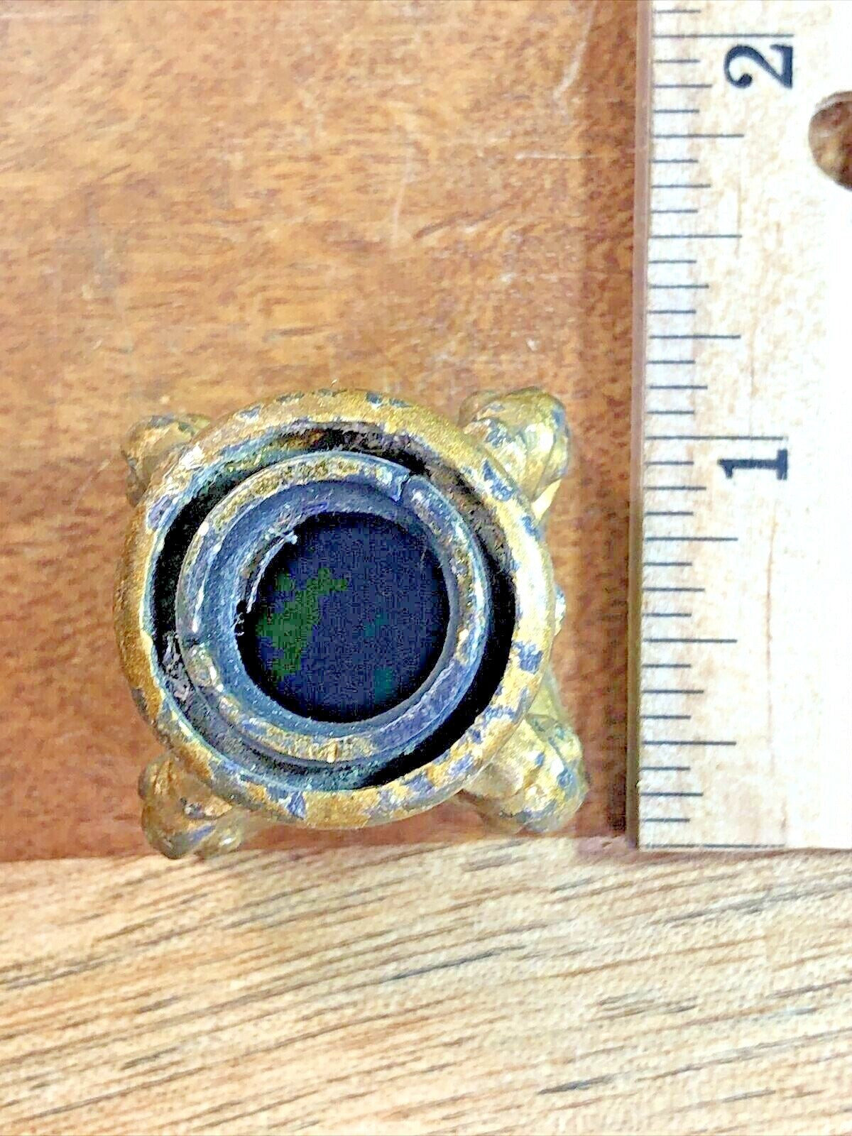 Old Round Mantel Clock Column Capitol (Top)                (K7597)