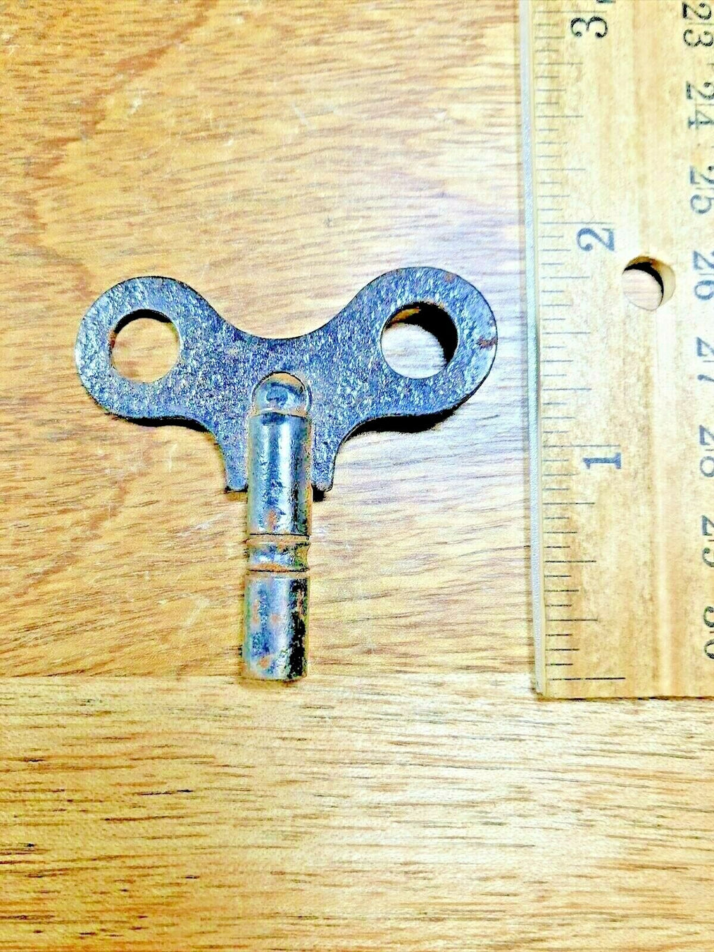 Nice Old Clock Key 4 / 3.25mm  (K1928)