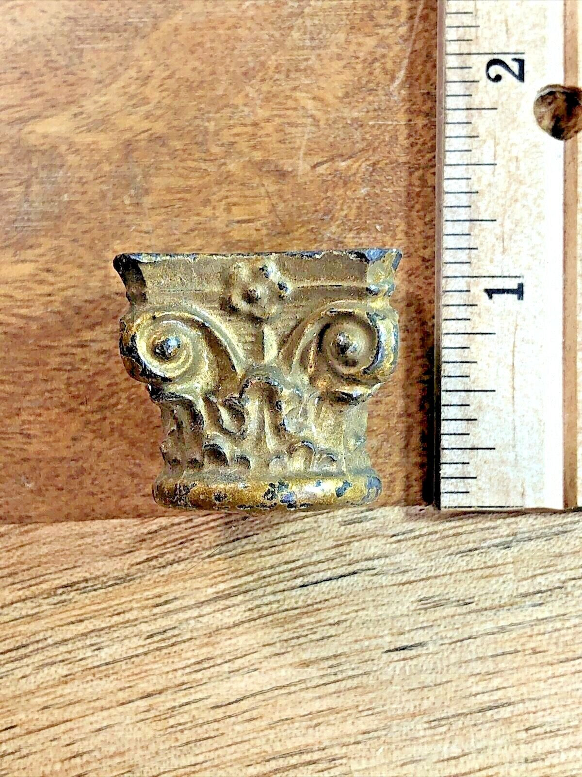 Old Round Mantel Clock Column Capitol (Top)                (K7597)