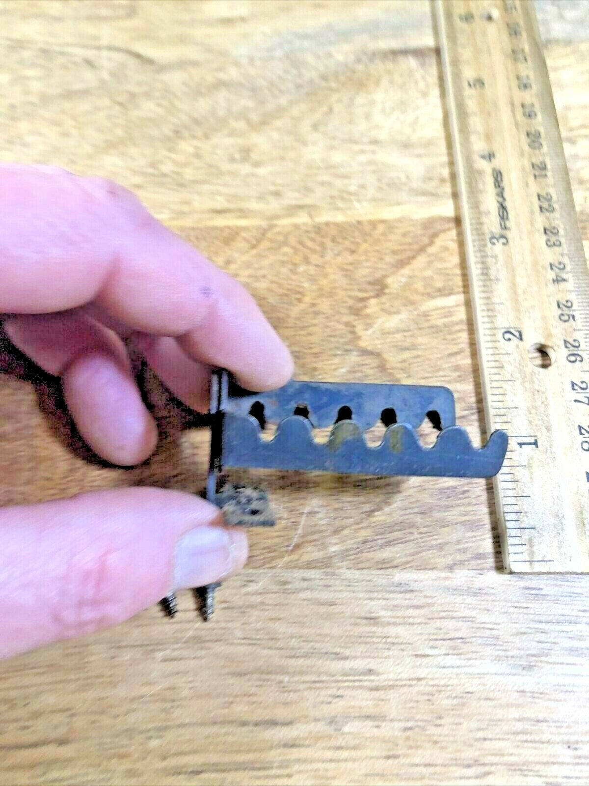 Old Clock Chimes Holder   (K5204)