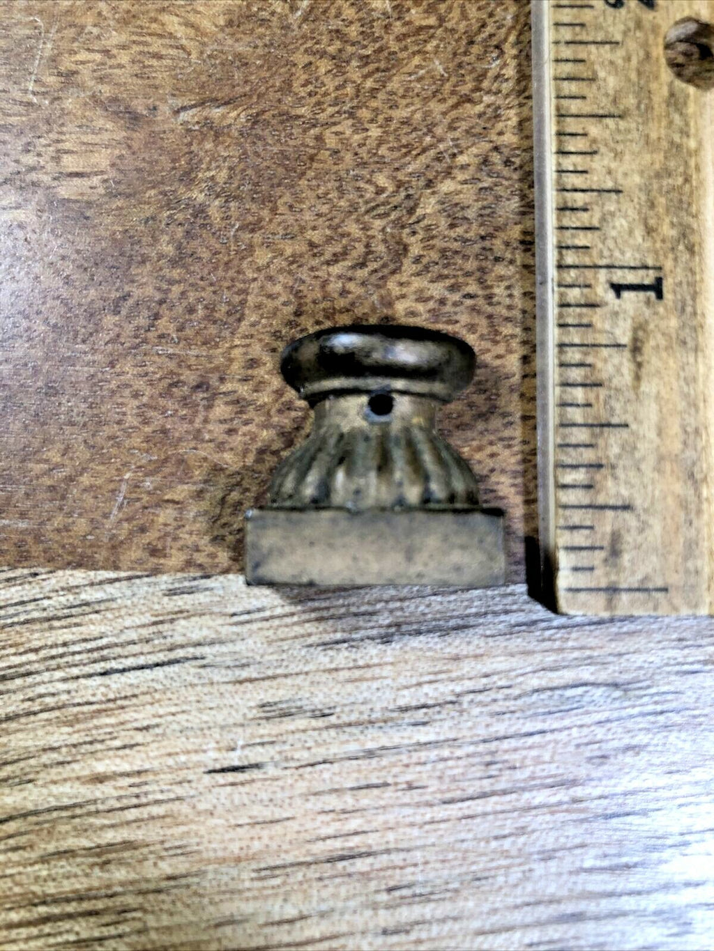Old Mantel Clock Column Base                (K6433)