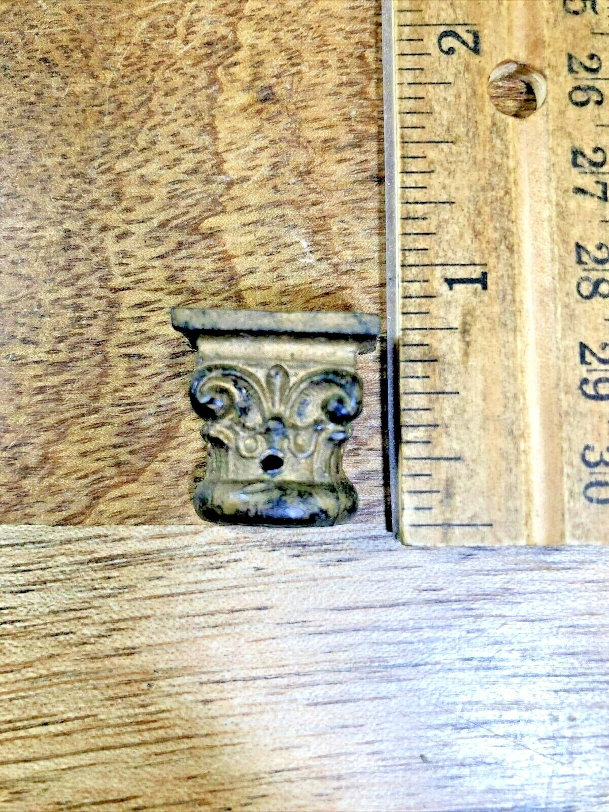 Old Mantel Clock Column Capitol (Top)                (K6432)