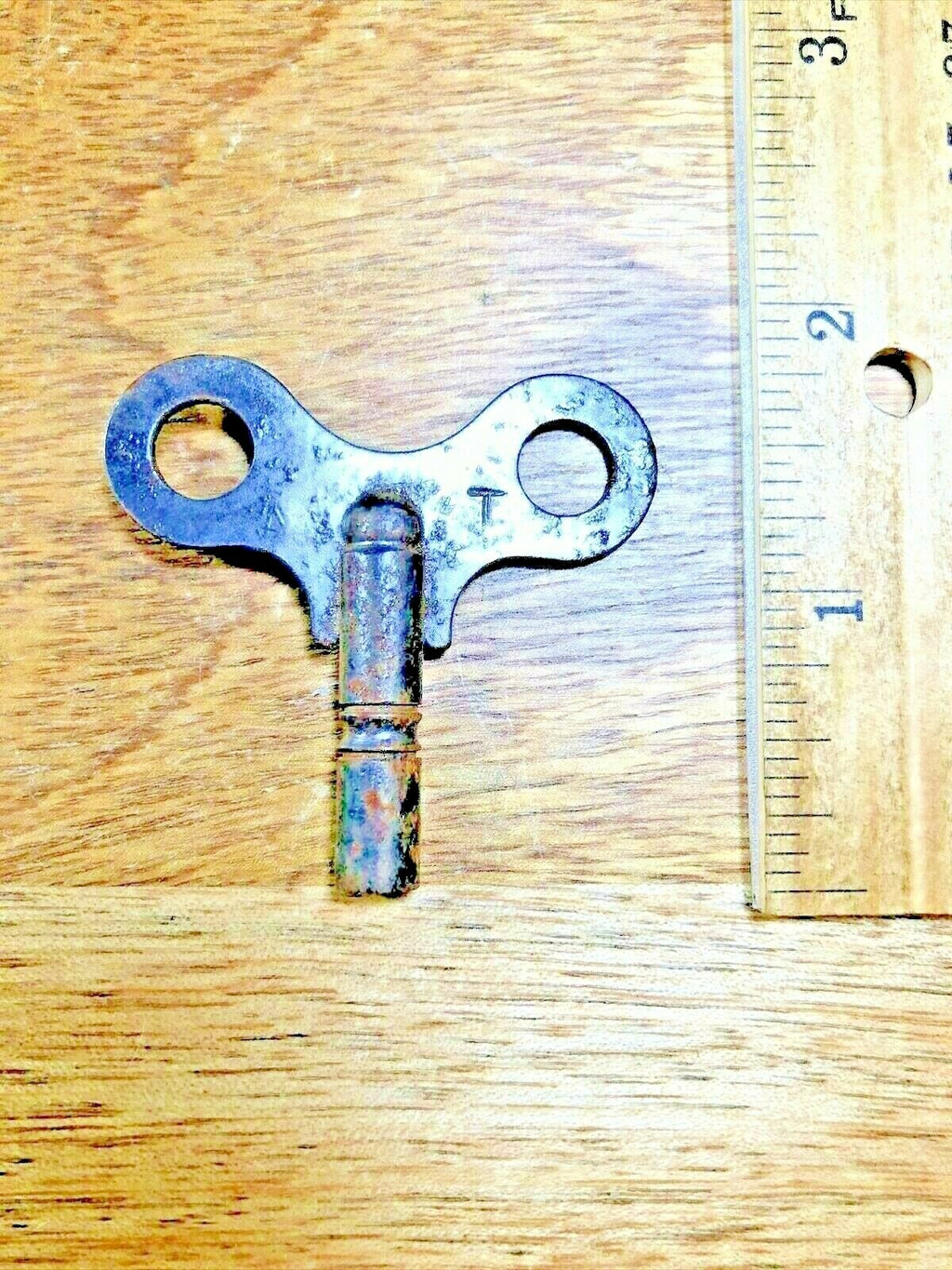 Nice Old Clock Key 4 / 3.25mm  (K1928)