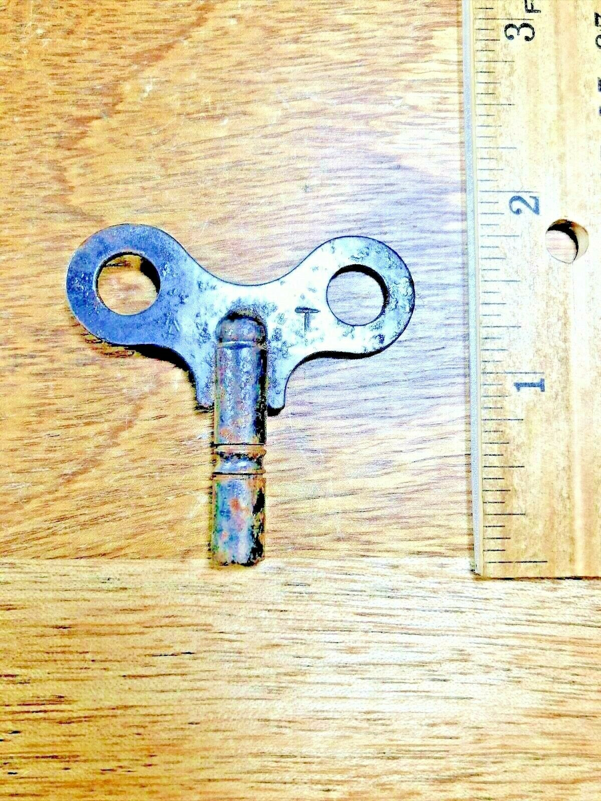 Nice Old Clock Key 4 / 3.25mm  (K1928)