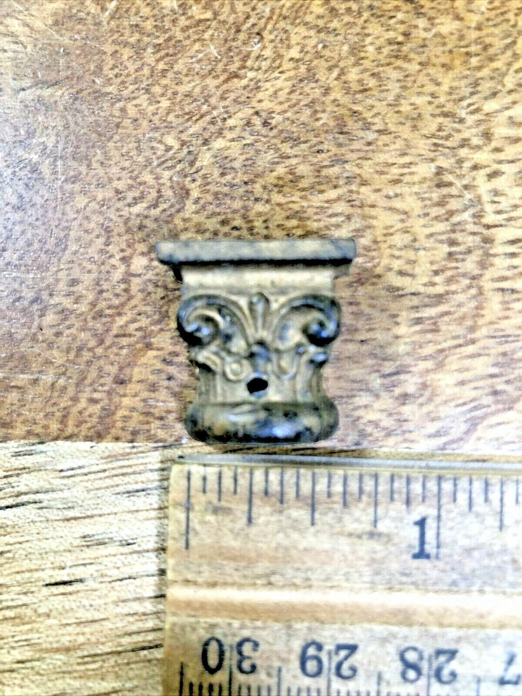 Old Mantel Clock Column Capitol (Top)                (K6432)