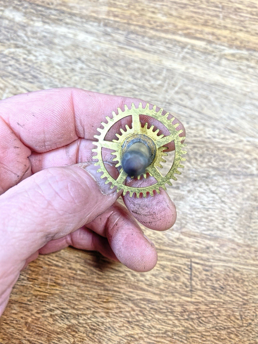 Unmarked Clock Movement Hands Post (See Pics To ID)  (KD2506)
