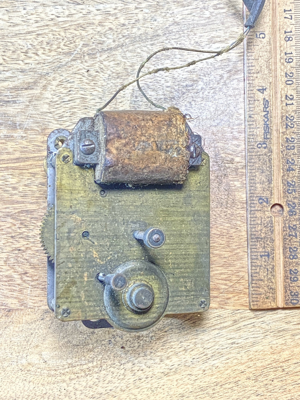 Unknown Make Electric Clock Movement Hands Nut (See Pics To ID Mvmt) (KD2353)