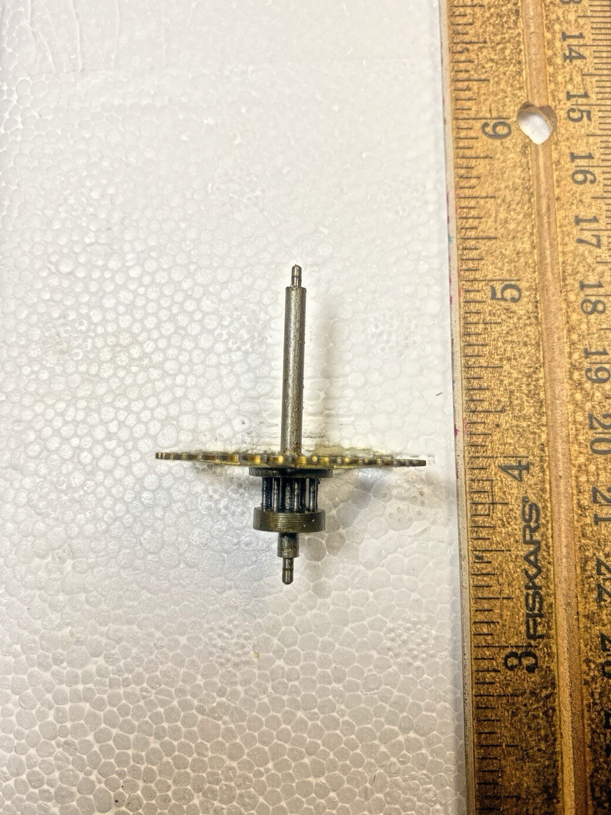 Unmarked Clock Movement Time Side 3rd Wheel (See Pics To ID)  (KD2478)
