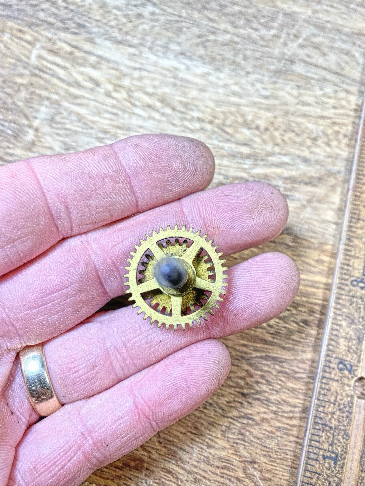 New Haven Clock Movement Hands Post (See Pics to ID Movement)(KD2528)