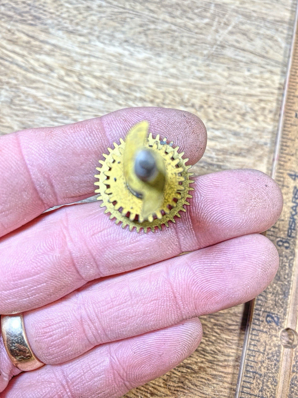 New Haven Clock Movement Hands Post (See Pics to ID Movement)(KD2528)